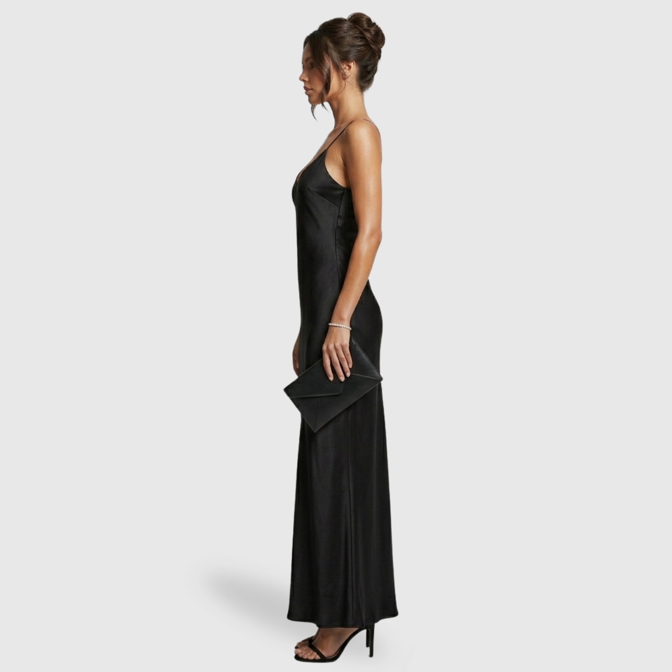 Robe longue satin dos nu col V coupe fluide sans manches