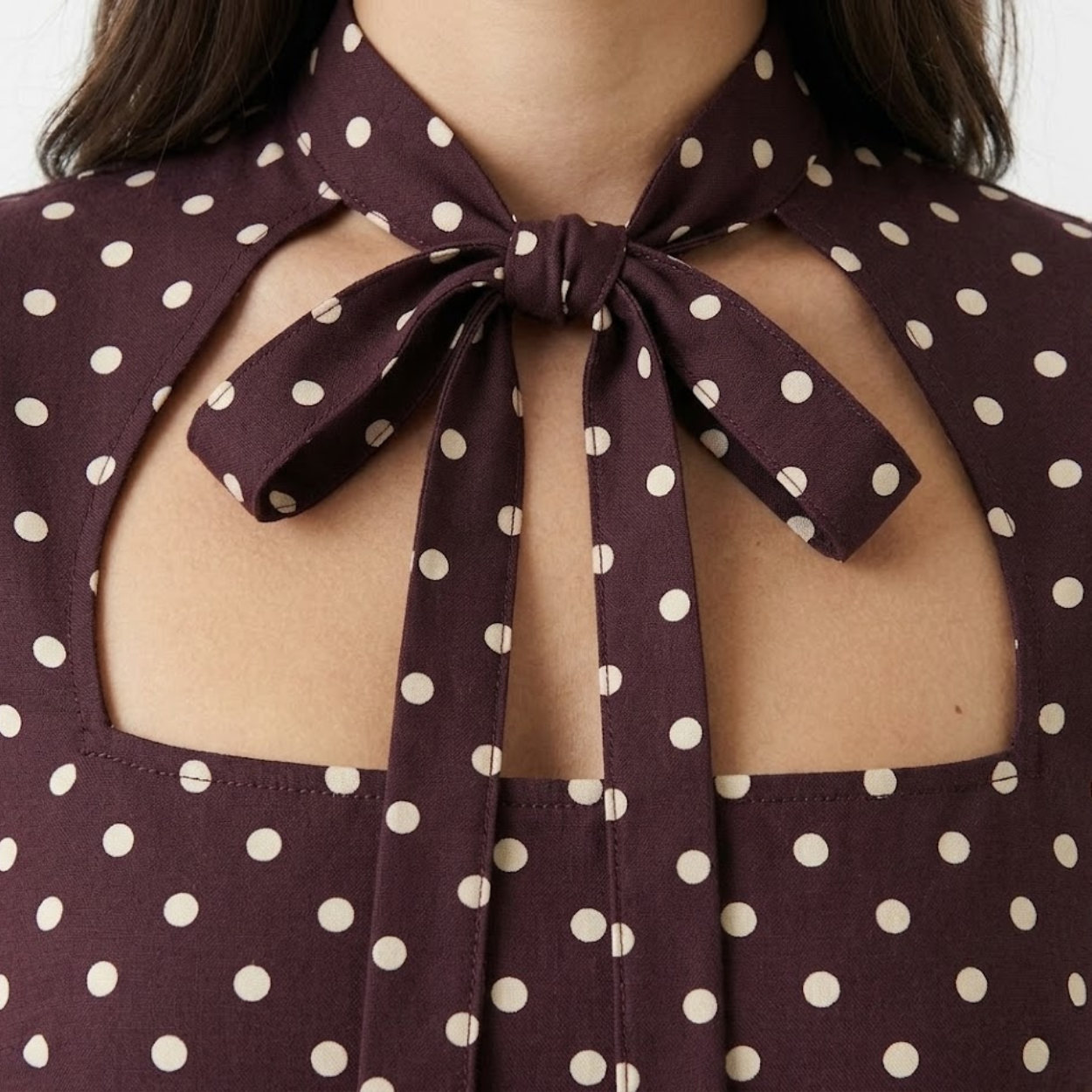 Robe courte épaules dénudées femme à pois avec laçage frontal