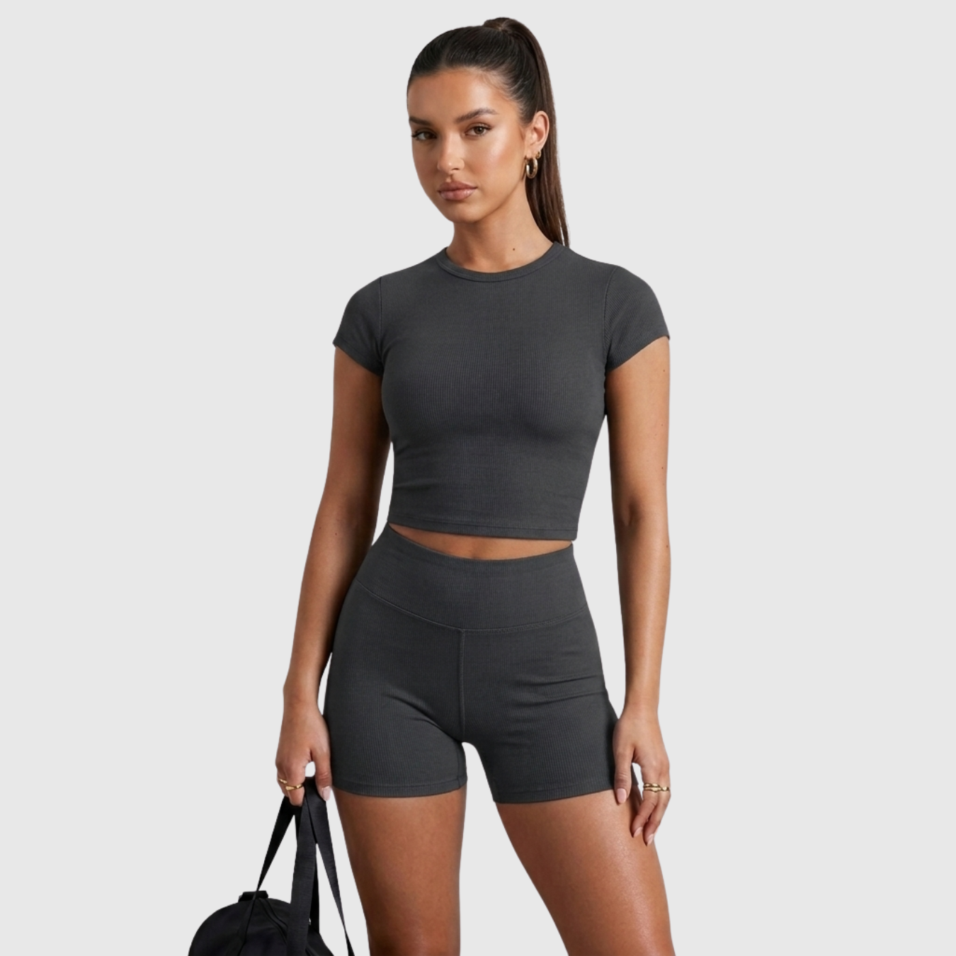 Ensemble femme short et t-shirt coupe ajustée style lounge