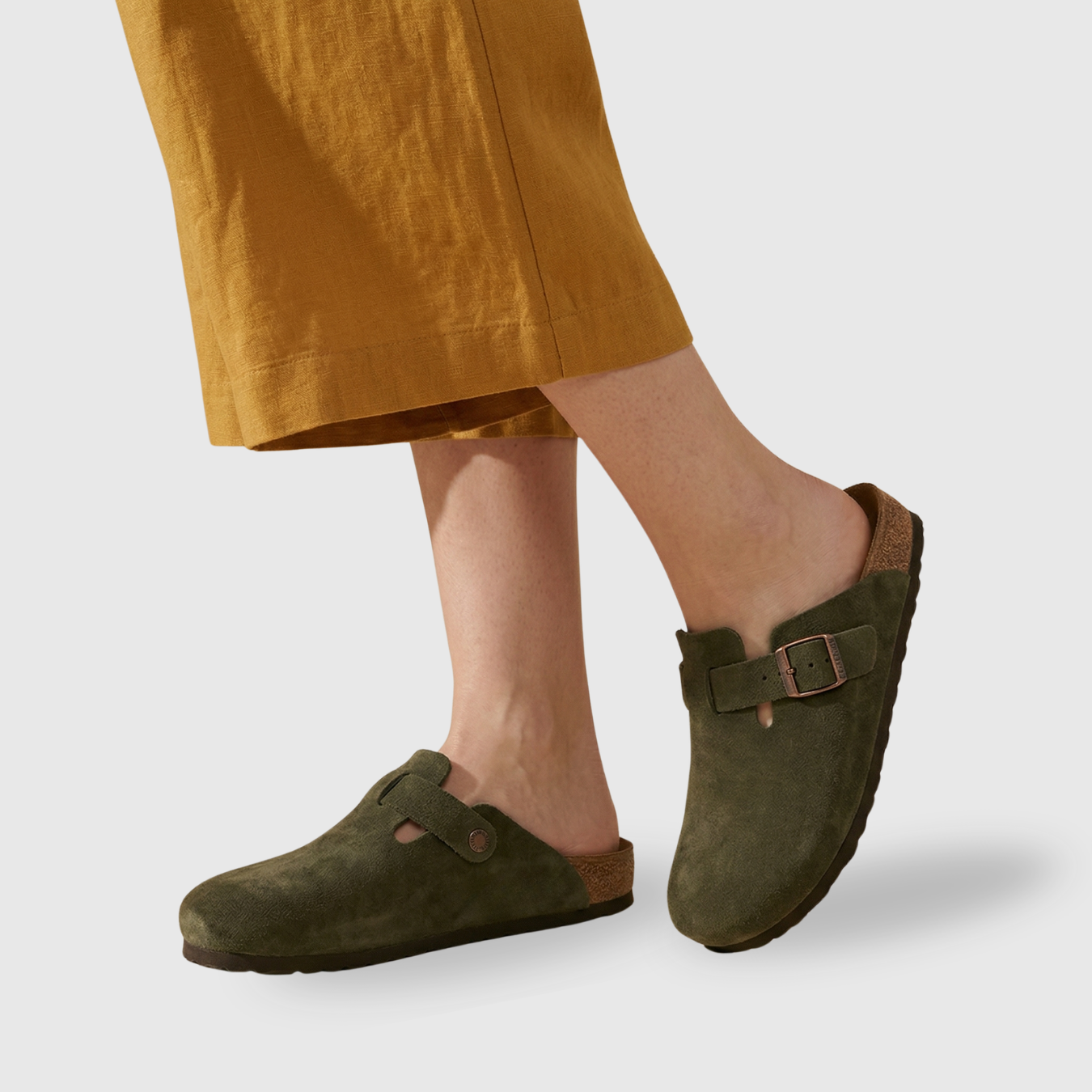 Sabots femme en daim semelle liège boucle réglable confort pieds ouverts
