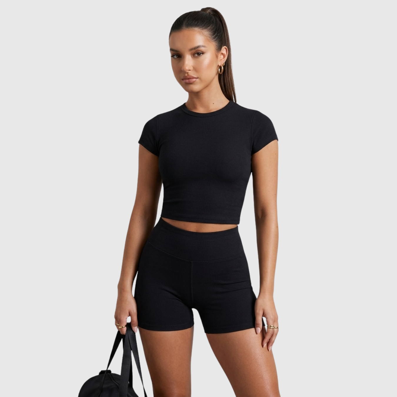 Ensemble femme short et t-shirt coupe ajustée style lounge
