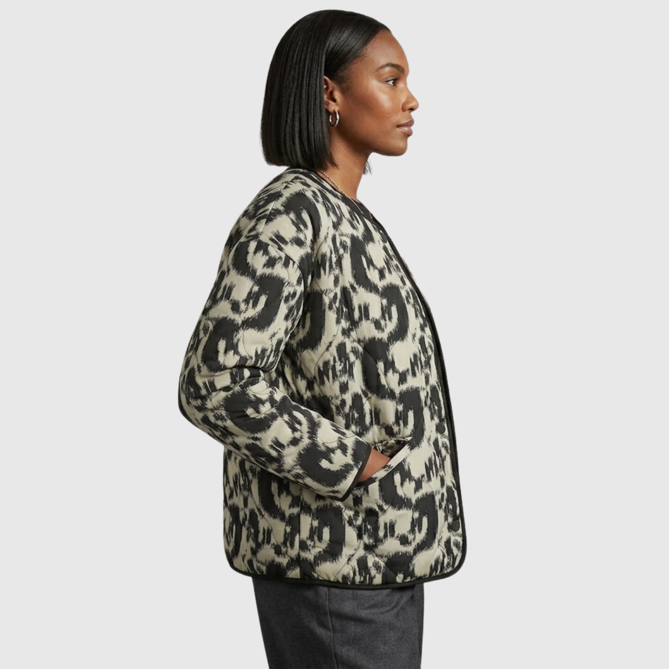Veste femme courte imprimée manches longues col rond coupe droite boutonnée