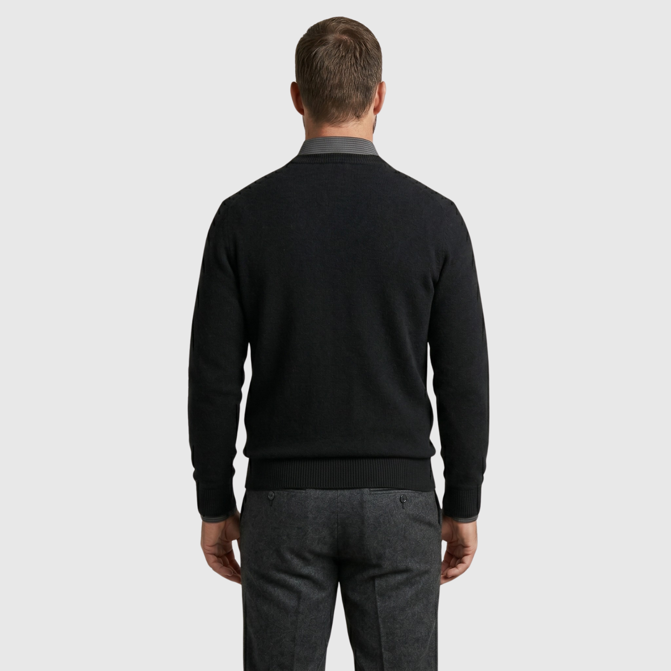 Pull homme cachemire col V coupe ajustée manches longues