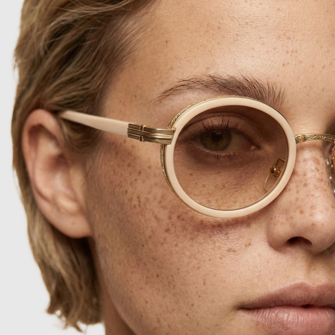 Lunettes de soleil femme monture carrée verres teintés protection UV style oversize