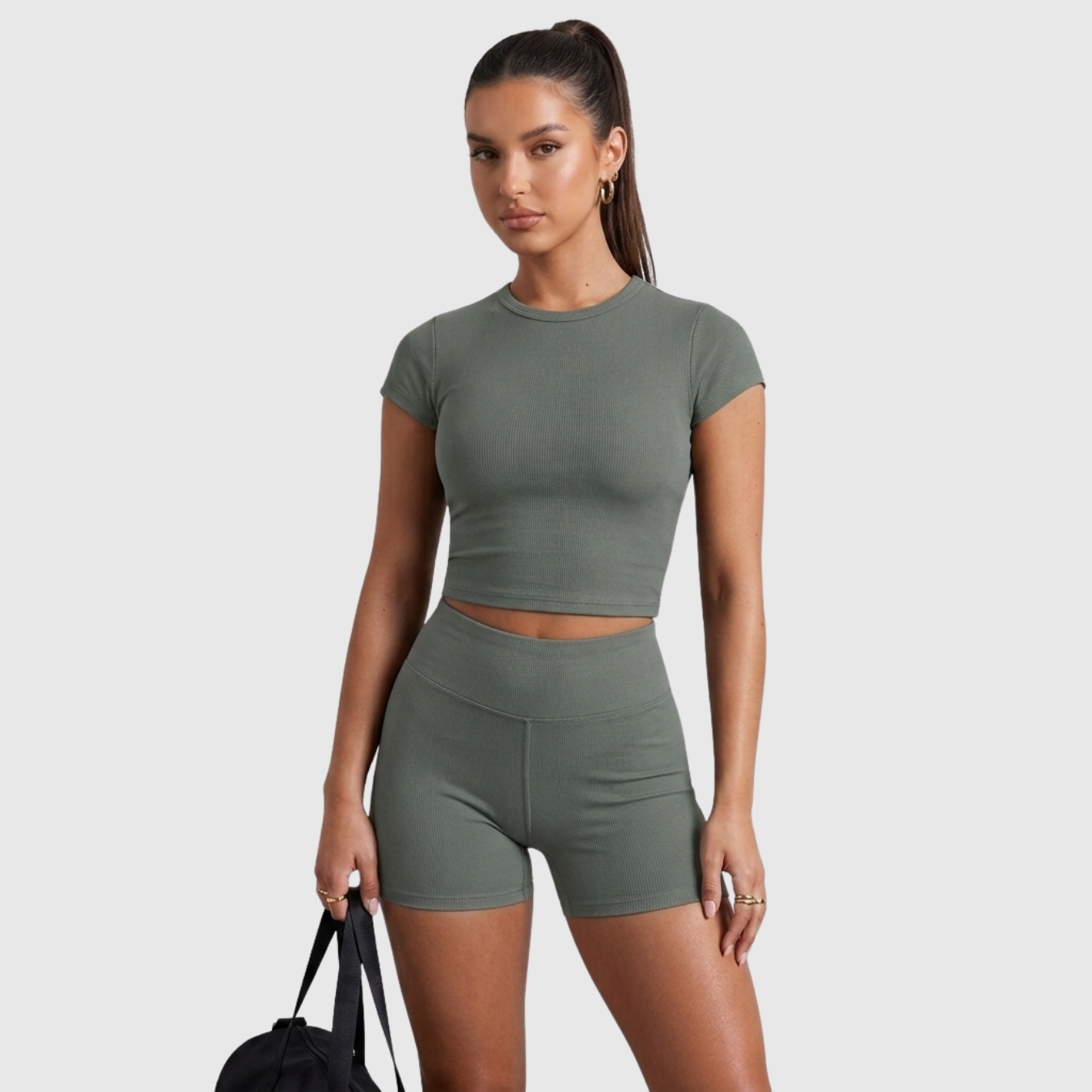 Ensemble femme short et t-shirt coupe ajustée style lounge