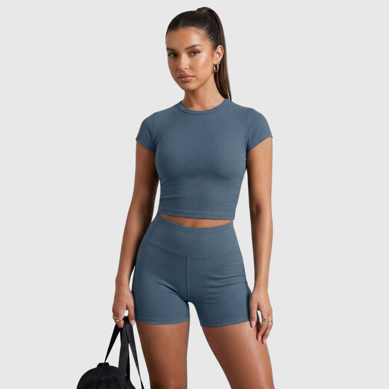 Ensemble femme short et t-shirt coupe ajustée style lounge