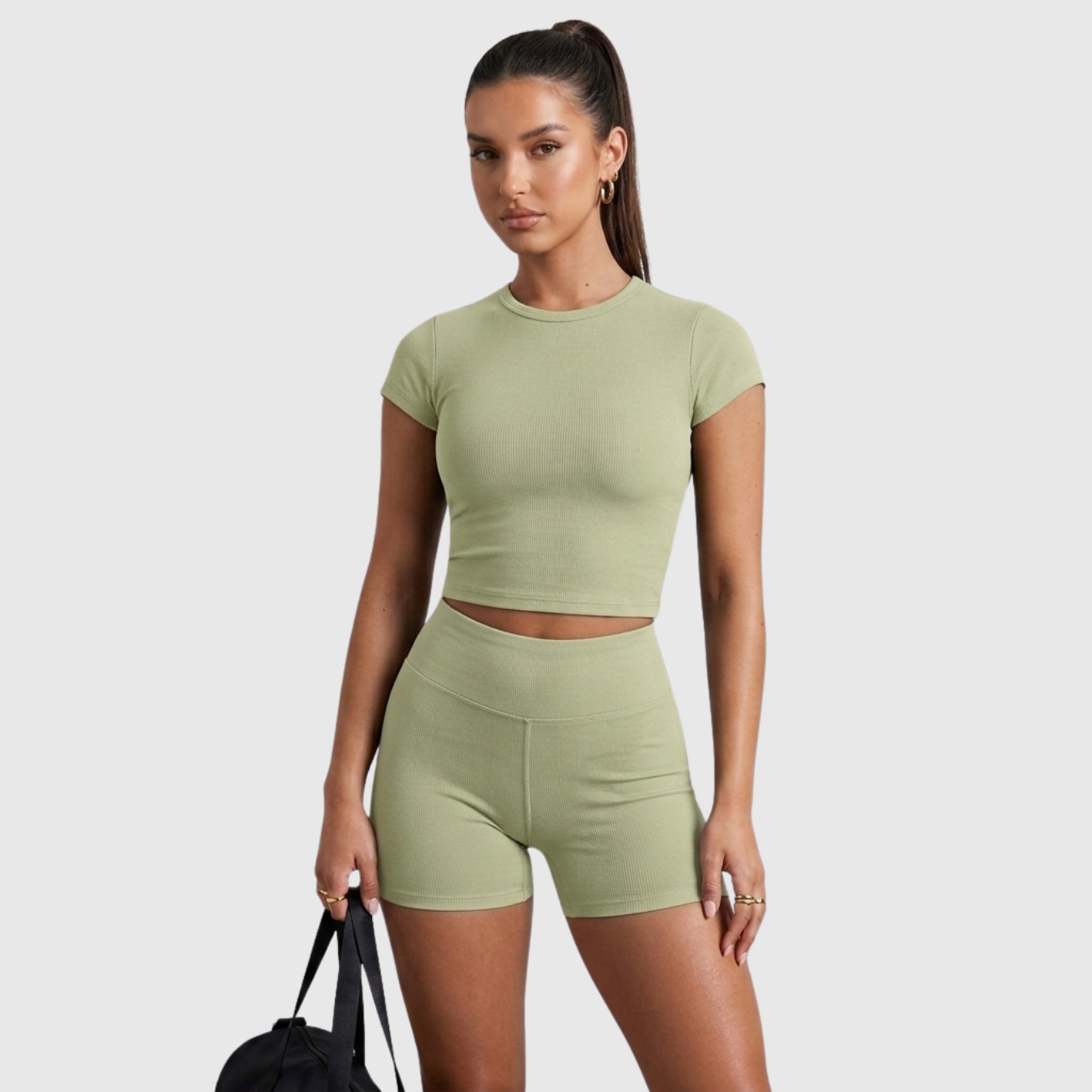 Ensemble femme short et t-shirt coupe ajustée style lounge