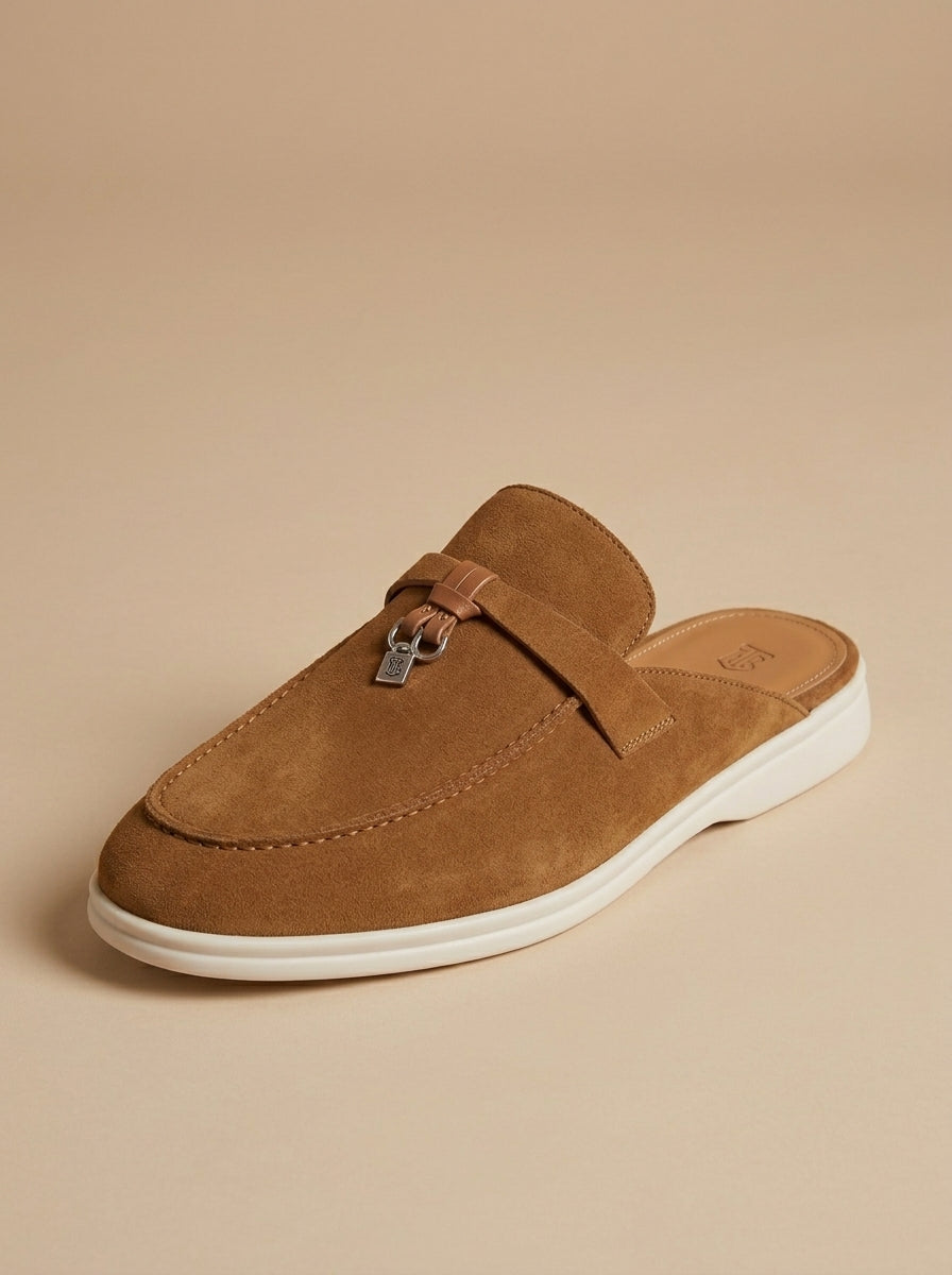 Mocassins mules homme en daim détail barre métal semelle plate