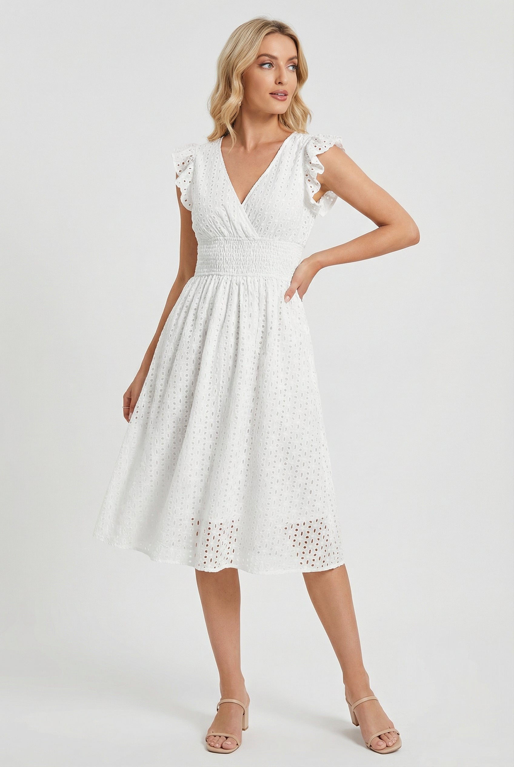 Vêtement mi-long pour femme - robe trapèze ajourée à taille smockée | vacances