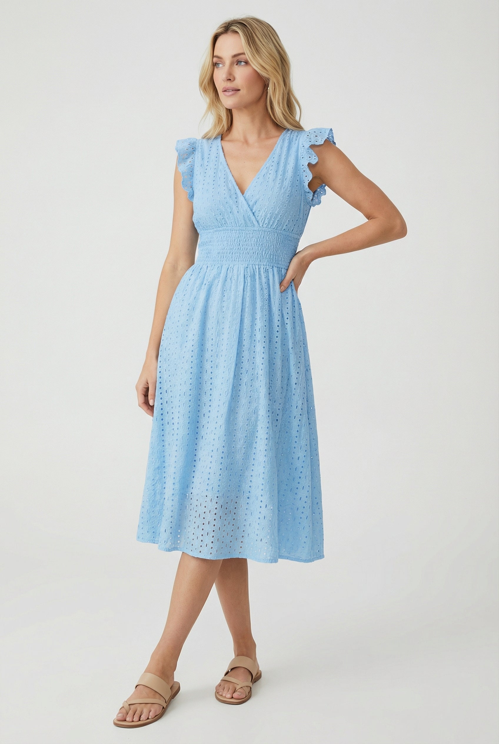 Vêtement mi-long pour femme - robe trapèze ajourée à taille smockée | vacances