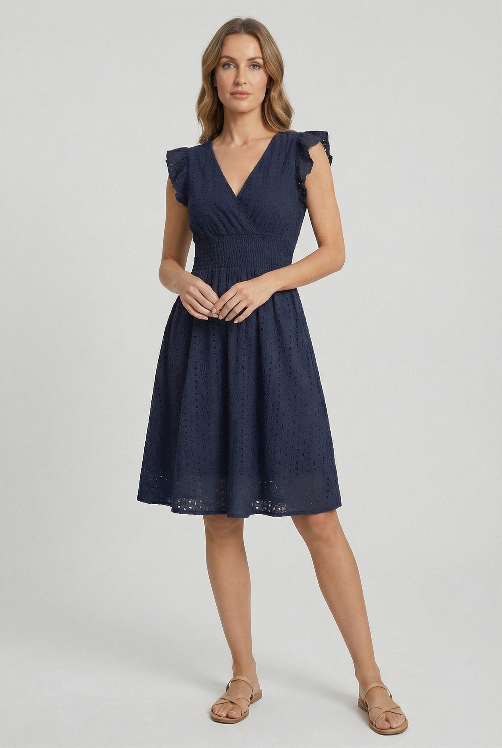 Vêtement mi-long pour femme - robe trapèze ajourée à taille smockée | vacances