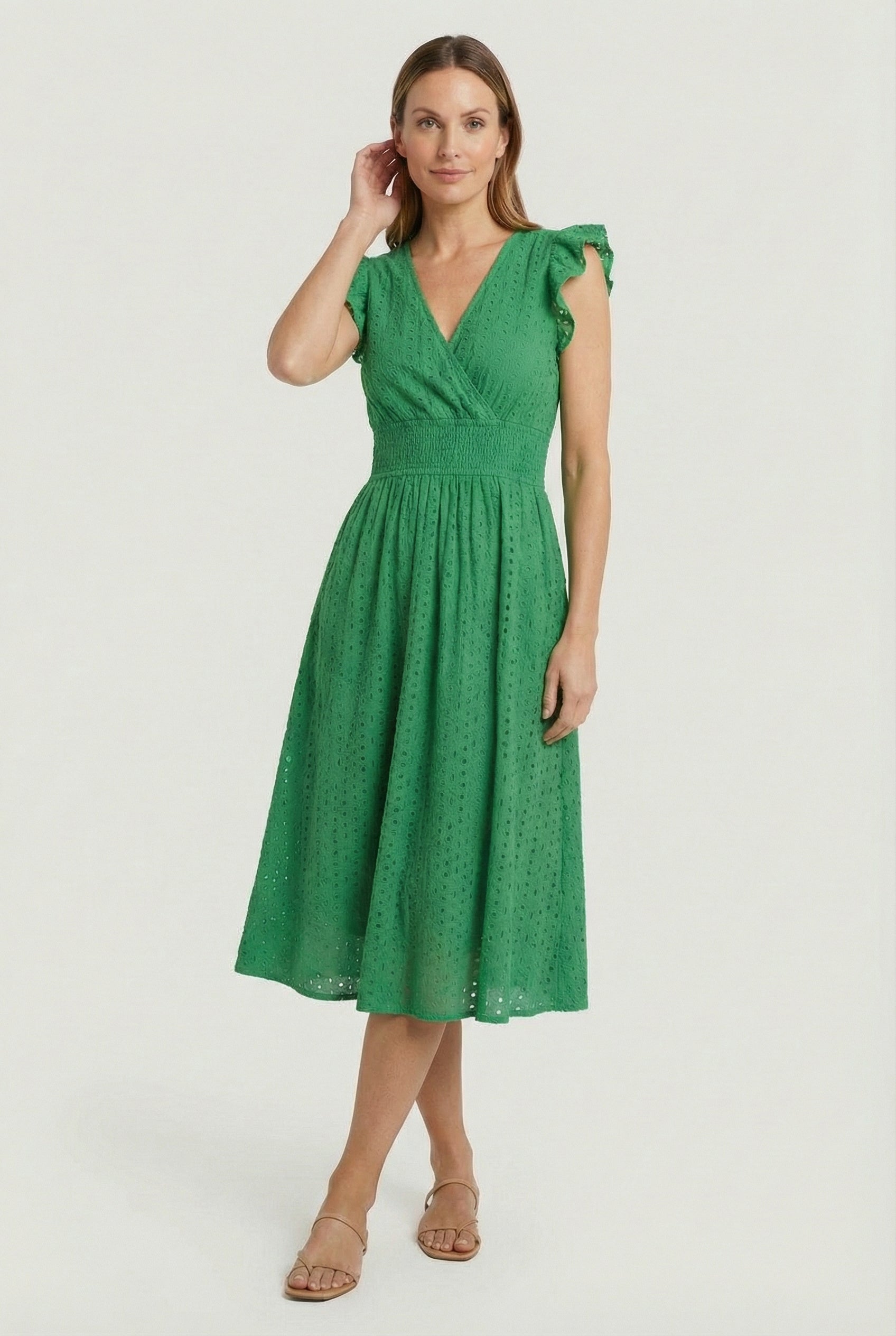 Vêtement mi-long pour femme - robe trapèze ajourée à taille smockée | vacances
