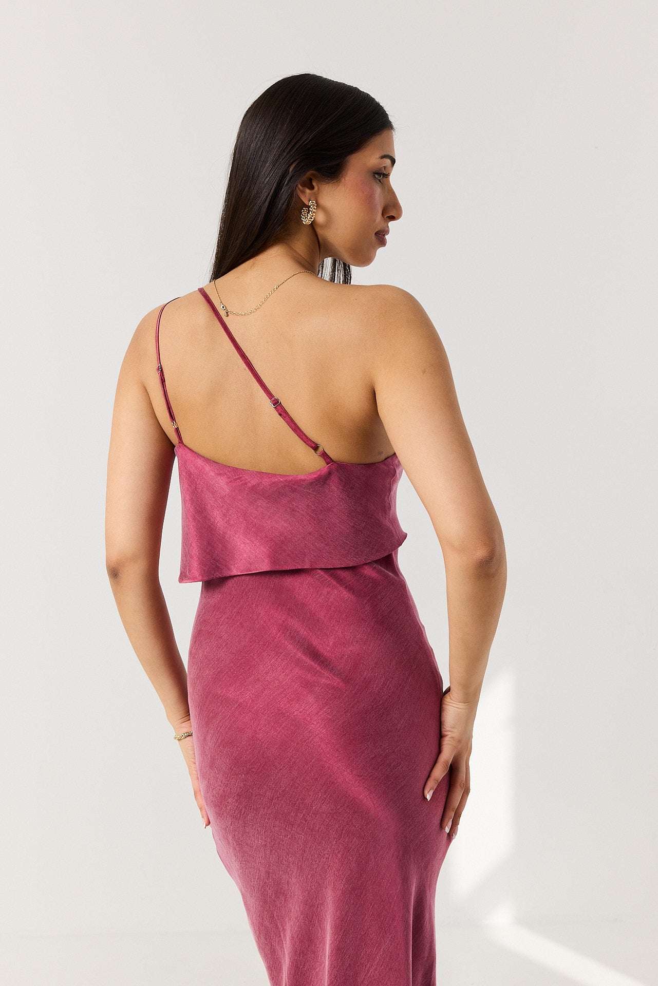 Robe femme monobretelle coupée biais dos ornemental
